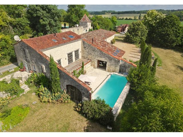 Huis te koop in&nbsp;VERTEILLAC 24320 Dordogne Aquitaine Frankrijk: Woonhuis met een terrein van 4280 m2 voorzien van een zwembad. Indeling: 6 vertrekken, 3 slaapkamers, 2 badkamers en een woonoppervlakte van 224 m2. Elektrische verwarming....