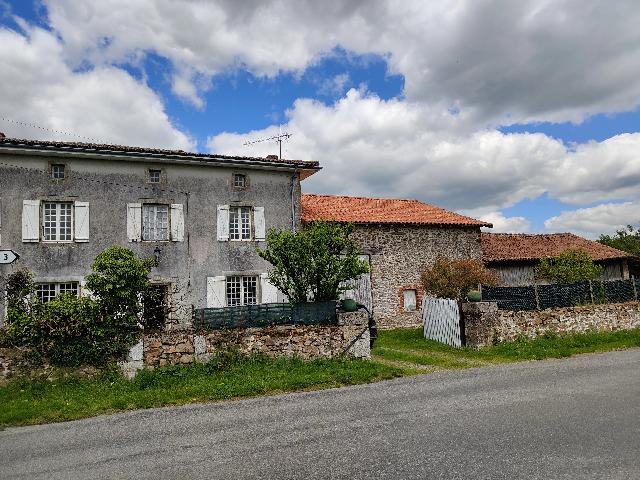 Huis te koop in&nbsp;CHÉRONNAC 87600 Haute-Vienne Limousin Frankrijk: Woonhuis met een terrein van 49324 m2. Indeling: 6 vertrekken, 4 slaapkamers, 1 badkamer en een woonoppervlakte van 125 m2. Verwarming op hout....
