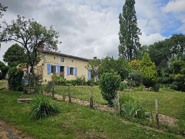 Haus&nbsp;zu verkaufen in&nbsp;MONTEMBŒUF 16310 Charente Frankreich. Haus mit einem Grundstück von 10533 qm und einem Schwimmbad. Anordnung: 8 Räume, 3 Schlafzimmer, 1 Badezimmer und eine Wohnfläche von 120 qm. Heizung auf Heizöl....