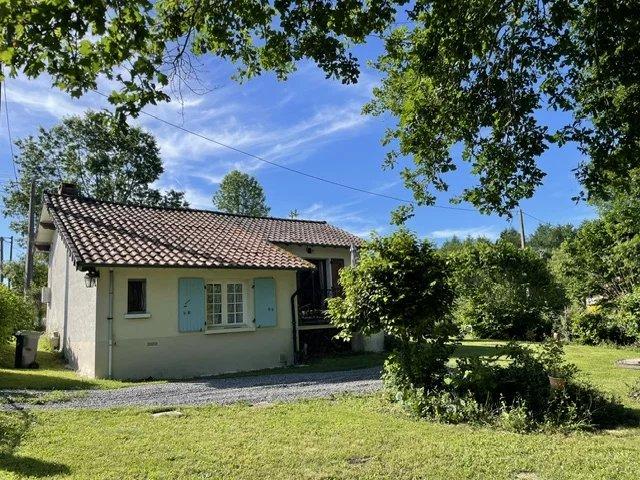 House&nbsp;for sale&nbsp;ROCHECHOUART 87600 Haute-Vienne Limousin France: Charming 2-Bedroom house in Saint-Bazile, France. EXCLUSIVE TO BEAUX VILLAGES! Perfect lock-up and go home, this delightful house offers compact living surrounded by lush greenery. The home features 2...