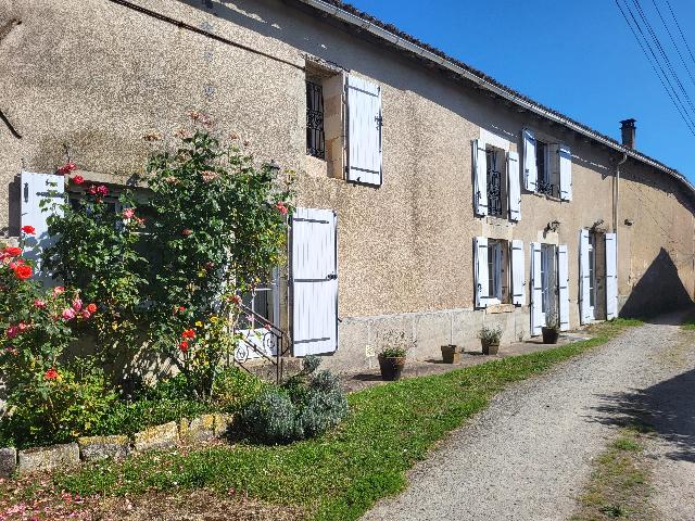 Huis te koop in&nbsp;LA CHAPELLE-MOULIÈRE 86210 Vienne Poitou-Charentes Frankrijk: Woonhuis met een terrein van 9624 m2. Indeling: 10 vertrekken, 4 slaapkamers, 2 badkamers en een woonoppervlakte van 210 m2....