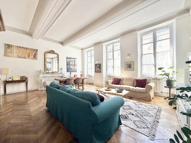 Appartement te koop in&nbsp;CARCASSONNE 11000 Aude Languedoc Roussillon France: Locatie, locatie, locatie – in het hart van Carcassonne. Stap binnen in tijdloze elegantie met dit charmante appartement, ideaal gelegen in het hart van Carcassonne. Deze prachtige woning combineert...