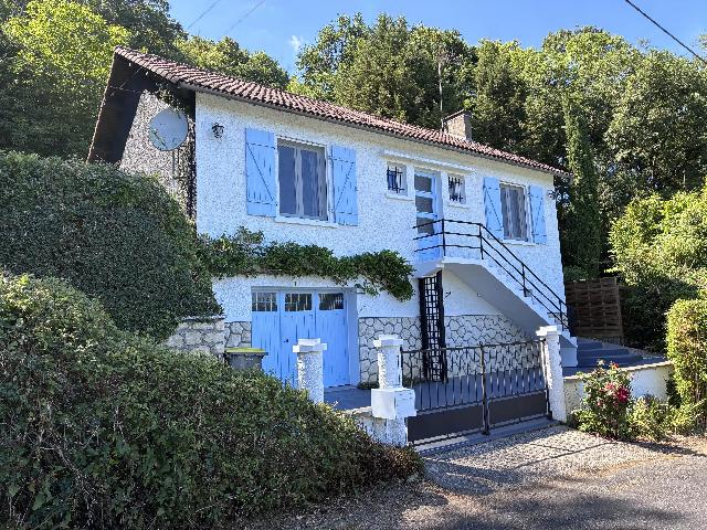 Huis te koop in&nbsp;MOUSSAC 86150 Vienne Poitou-Charentes Frankrijk: Woning aan de rivier, geen buren! Een aantrekkelijke woning, gelegen op een heuvel met uitzicht op de rivier de Vienne, zonder directe buren in zicht!<br />
<br />
De woning is gelijkvloers en bereikbaar via ee...