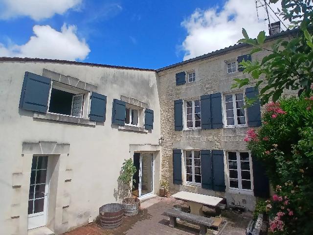 Huis te koop in&nbsp;JARNAC 16200 Charente Poitou-Charentes Frankrijk: Charmant stenen dorpshuis met 5 slaapkamers en bijgebouw. ​​Gelegen in het populaire dorp Les Métairies, met een gezellige bar-tabakswinkel, een gemeenschappelijk park en op slechts een paar minu...