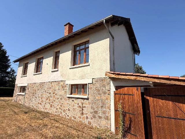 Huis te koop in&nbsp;SAINT-JUNIEN 87200 Haute-Vienne Limousin Frankrijk: Vrijstaande woning met twee slaapkamers, die renovatie behoeft, vlakbij het centrum van Saint-Junien. EXCLUSIEF BIJ BEAUX VILLAGES! Deze vrijstaande woning ligt aan de rand van het populaire stadje Sa...