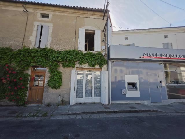 House&nbsp;for sale&nbsp;EYMET 24500 Dordogne Aquitaine France: Charming village house with great potential. This charming village house is just waiting for you to reveal its full potential!<br />
<br />
From the moment you enter, you'll discover a pleasant, welcoming, and ...