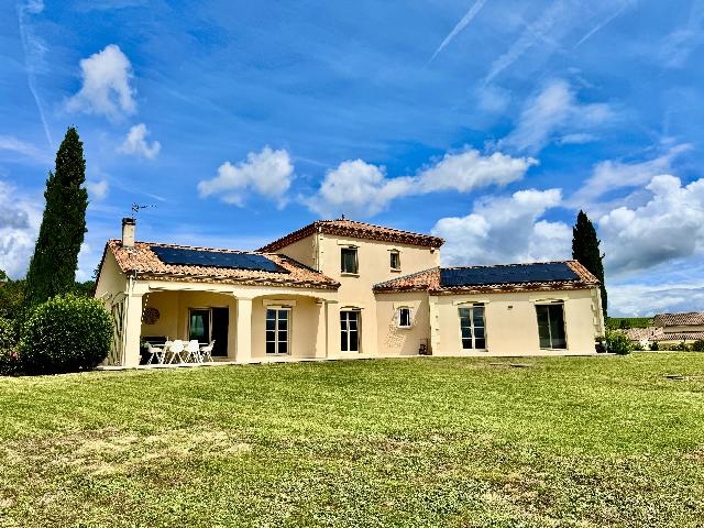 Maison&agrave; vendre &agrave;&nbsp;MONESTIER 03140 Allier: Superbe Villa Contemporaine avec Piscine, Vue Panoramique et Excellente Performance Énergétique. Idéalement située à la lisière d’un village prisé disposant d’un restaurant réputé, et à ...