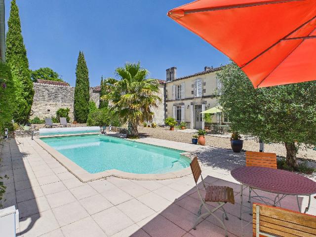 Maison&agrave; vendre &agrave;&nbsp;NEUVICQ-LE-CHÂTEAU 17490 Charente-Maritime: Superbe Maison de Maître avec Piscine Chauffée, Maison d'Amis et Jardins Privés. EN EXCLUSIVITE! Cette charmante et élégante Maison de Maître offre de beaux volumes et un agencement fonctionnel ...