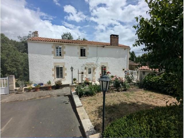 Huis te koop in&nbsp;MOUILLERON-EN-PAREDS 85390 Vendée Pays de la Loire France: Prachtig huis met zwembad en mooie tuinen. EXCLUSIEF BIJ BEAUX VILLAGES! Gelegen in een rustige landelijke omgeving, biedt dit mooie en ruime huis met 3 slaapkamers charme, comfort en een uitzonderlij...