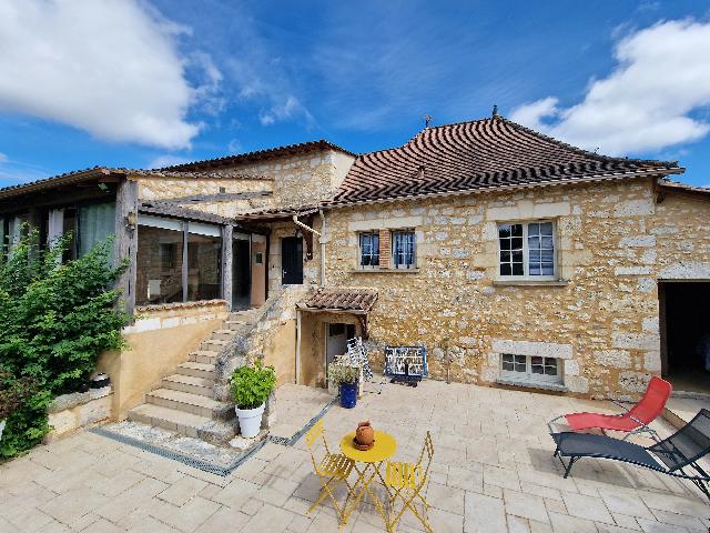 Haus&nbsp;zu verkaufen in&nbsp;BERGERAC 24100 Dordogne Frankreich. Charaktervolles Anwesen mit 4 Schlafzimmern in der Nähe von Bergerac. Charmantes, renoviertes Weingut mit Garten und Panoramablick bei Bergerac.<br />
Eingebettet in einen ruhigen Weiler an den begehrten ...