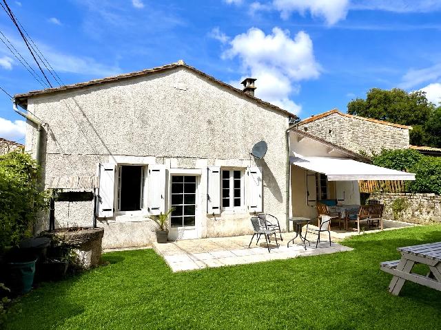 House&nbsp;for sale&nbsp;LUXÉ 16230 Charente Poitou-Charentes France: Charming 4-bedroom home in a small hamlet. Nestled in a quiet cul-de-sac, this charming property offers approximately 130 m² of living space and combines comfort, practicality and a peaceful setting....
