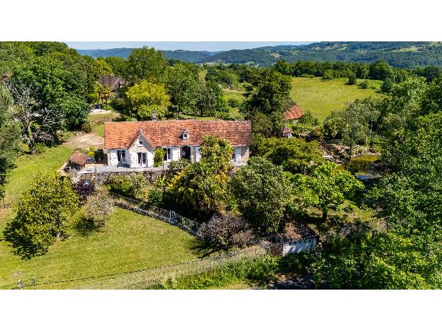 Huis te koop in&nbsp;BEAULIEU-SUR-DORDOGNE 19120 Corrèze Limousin France: Stenen huis met gastenverblijf, verwarmd zwembad en fantastisch uitzicht! Dit charmante stenen huis biedt een unieke kans om een ​​karaktervol pand te verwerven en naar eigen smaak in te richten.<br />...