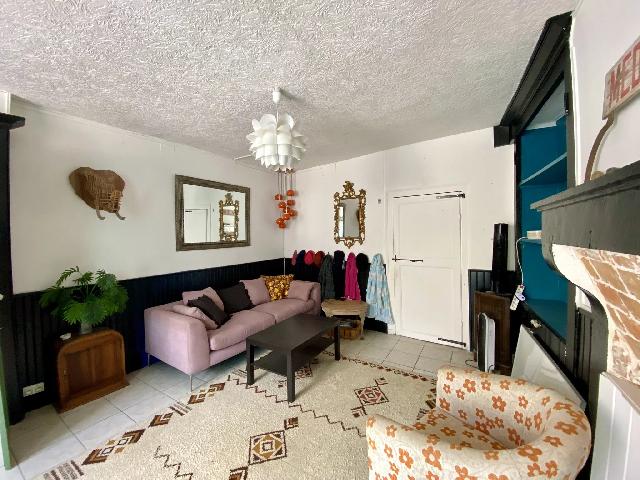 Huis te koop in&nbsp;BUSSIÈRE-POITEVINE 87320 Haute-Vienne Limousin Frankrijk: Townhouse in Bussière-Poitevine met potentie voor een winkelpand! EXCLUSIEF BIJ BEAUX VILLAGES! Gelegen in het centrum van Bussière-Poitevine, op loopafstand van alle lokale winkels en voorzieningen...