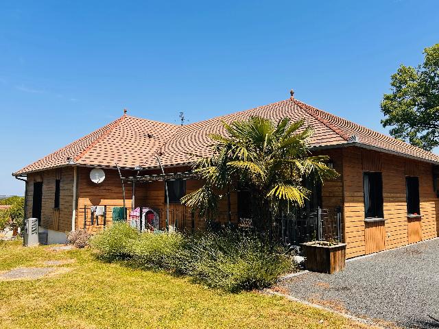 Huis te koop in&nbsp;GOURDON 46300 Lot Midi-Pyrénées France: Een woning met 3 slaapkamers, zwembad en gastenverblijf tussen Cahors en Gourdon. Deze fantastische, in 2016 gebouwde, ecologische woning ligt op een rustige locatie tussen Cahors en Gourdon en is ont...