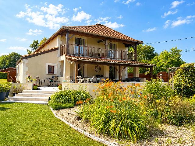 Maison &agrave; vendre &agrave;&nbsp;SAINT-VINCENT-DE-CONNEZAC 24190 Dordogne Aquitaine France: Belle maison familiale avec vue sur la campagne. EN EXCLUSIVITE! Cette maison magnifiquement présentée, conçue avec soin par ses propriétaires actuels, offre de beaux volumes dans un environnement...