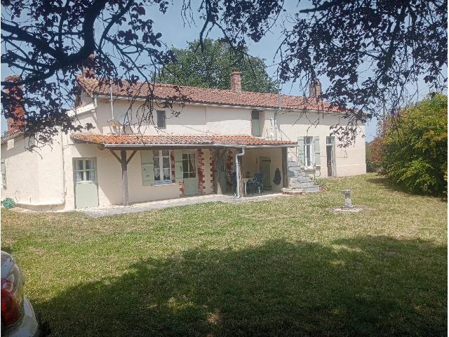 Haus zu verkaufen in&nbsp;CERSAY 79290 Deux-Sèvres Poitou-Charentes Frankreich: Ländliches Ferienhaus mit Potenzial. EXKLUSIV BEI BEAUX VILLAGES! Das Anwesen liegt in einem kleinen Dorf, ca. 1,5 km vom Ort Cersay mit seinen Geschäften und Dienstleistungen und ca. 20 Minuten von...