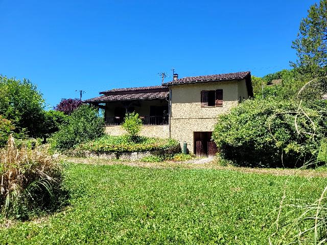 Huis te koop in&nbsp;MONTAIGU-DE-QUERCY 82150 Tarn-et-Garonne Midi-Pyrénées France: Huis met 3 slaapkamers. EXCLUSIEF IN BEAUX VILLAGES! Een buitenkans! Ideaal gelegen aan de rand van het dorp, dicht bij alle voorzieningen en in een rustige omgeving.<br />
<br />
Huis met volledige kelder. Bes...