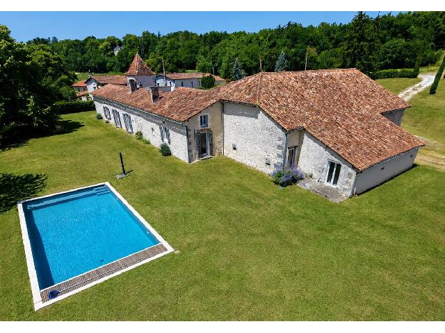 Huis te koop in&nbsp;VERTEILLAC 24320 Dordogne Aquitaine Frankrijk: Charmante boerderij met uitzonderlijke schuur, zwembad en prachtig uitzicht over het landschap. Ideaal gelegen op het platteland van de Dordogne, vlakbij het levendige dorp Verteillac, combineert dit ...