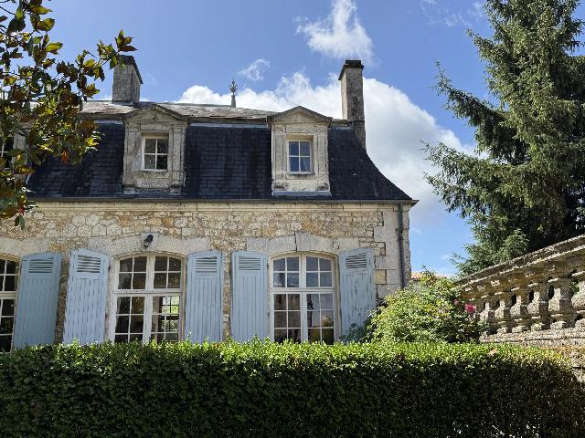 Haus&nbsp;zu verkaufen in&nbsp;CHARRAS 16380 Charente Frankreich. Außergewöhnliches Anwesen in ummauerten Schlossgärten – exklusiv bei Beaux Villages. EXKLUSIV BEI BEAUX VILLAGES! Eine einmalige Gelegenheit, ein unvergessliches Feriendomizil für die Familie, e...