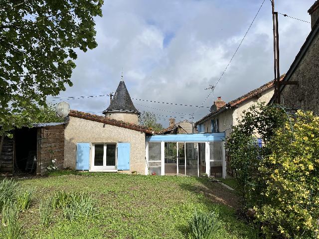 Huis te koop in&nbsp;ADRIERS 86430 Vienne Poitou-Charentes France: Een charmant huis in een gehucht, dicht bij winkels en voorzieningen. Het pand bestaat uit twee delen die met elkaar verbonden zijn door een overdekte veranda. Deze ruimte is ideaal als speelkamer of ...