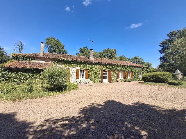 Agrarisch bedrijf te koop in&nbsp;LUCHAPT 86430 Vienne Poitou-Charentes France: Prachtige boerderij van 55 hectare met 2 huizen en diverse bijgebouwen. Gelegen in het pittoreske landschap van Vienne, zonder directe buren, geniet dit uitzonderlijke landgoed van 55 hectare van een ...