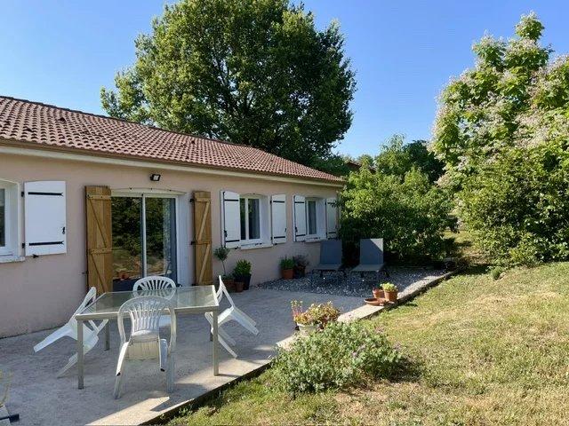 Huis te koop in&nbsp;ROCHECHOUART 87600 Haute-Vienne Limousin France: Bungalow met een terrein van 2483 m2. Indeling: 6 vertrekken, 3 slaapkamers, 1 badkamer en een woonoppervlakte van 94 m2. Elektrische verwarming....