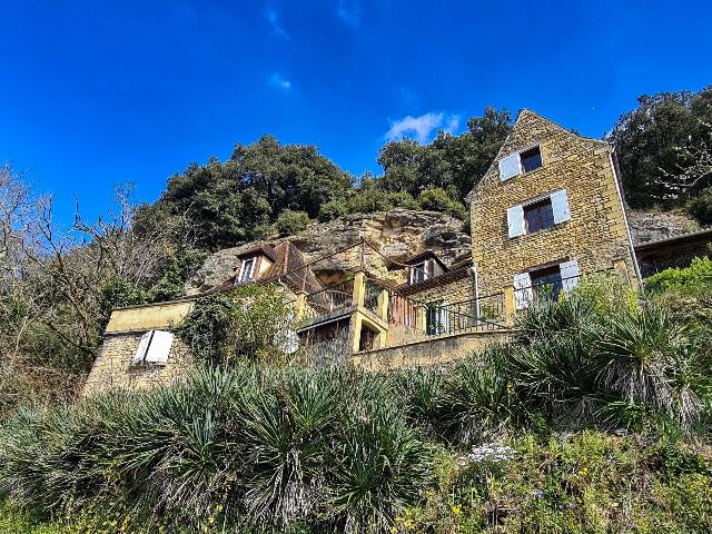Maison &agrave; vendre &agrave;&nbsp;LA ROQUE-GAGEAC 24250 Dordogne Aquitaine France: Maison Troglodyte Écologique avec Grotte Privée – La Roque-Gageac, Dordogne. Nichée dans la falaise de La Roque-Gageac, l’un des villages les plus prisés de la vallée de la Dordogne, cette re...