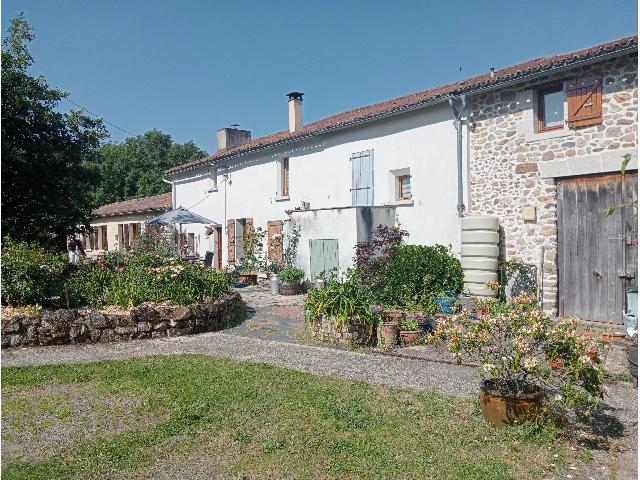 Ferienhaus/Pension zu verkaufen in&nbsp;ARGENTONNAY 79150 Deux-Sèvres Poitou-Charentes Frankreich: Haus mit einem Grundstück von 41053 qm und einem Schwimmbad. Anordnung: 22 Räume, 9 Schlafzimmer, 10 Badezimmer und eine Wohnfläche von 349 qm....