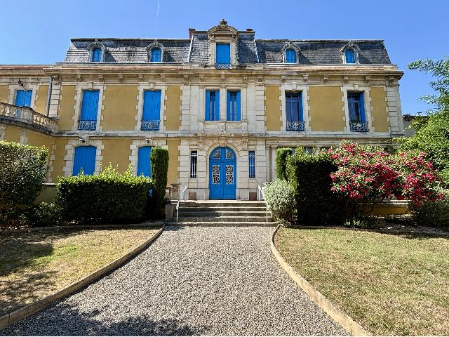 Appartement te koop in&nbsp;OLONZAC 34210 Hérault Languedoc Roussillon France: Appartement in een woonhuis met een terrein van 915 m2. Indeling: 5 vertrekken, 3 slaapkamers, 2 badkamers en een woonoppervlakte van 154 m2. Elektrische verwarming....