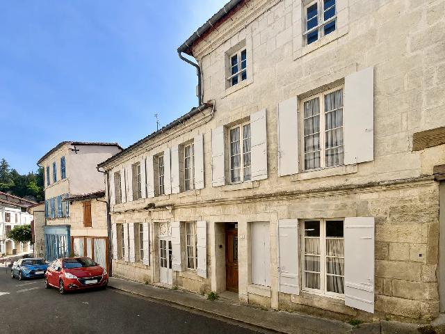 Haus&nbsp;zu verkaufen in&nbsp;AUBETERRE-SUR-DRONNE 16390 Charente Frankreich. Haus mit einem Grundstück von 645 qm. Anordnung: 8 Räume, 5 Schlafzimmer, 2 Badezimmer und eine Wohnfläche von 176 qm....