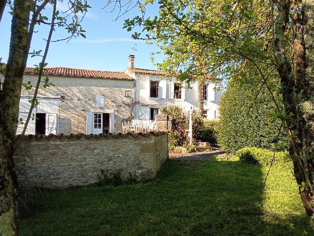 Haus zu verkaufen in&nbsp;COUTURE-D’ARGENSON 79110 Deux-Sèvres Poitou-Charentes Frankreich: Charmantes Stadthaus in Südlage. Dieses authentische Reihenhaus mit ca. 160 m² Wohnfläche besticht durch seinen Charakter, die großzügigen Räume, die ansprechende Fassade und das große Ausbaupo...
