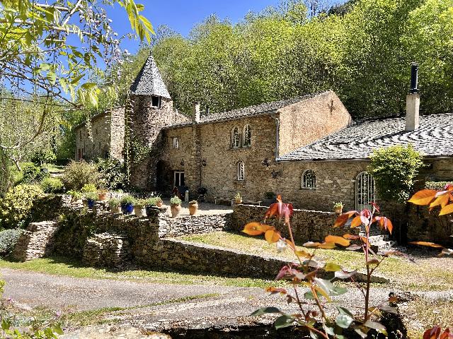 Huis te koop in&nbsp;REVEL 31250 Haute-Garonne Midi-Pyrénées France: Afgelegen landgoed in de Montagne Noire met watervallen en bossen. Genesteld in de ongerepte schoonheid van de Montagne Noire, in het hart van een natuurpark in de regio Languedoc tussen Toulouse en C...