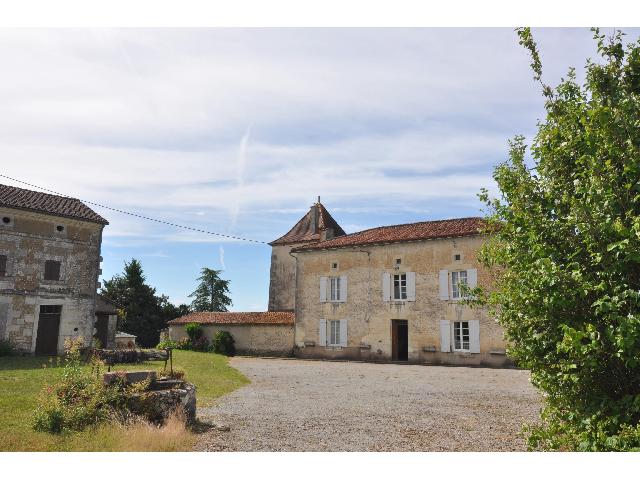 Haus&nbsp;zu verkaufen in&nbsp;AUBETERRE-SUR-DRONNE 16390 Charente Frankreich. Ein wunderschönes, charaktervolles Anwesen in der Nähe von Aubeterre-sur-Dronne. In ruhiger, grüner Umgebung, 12 km südlich von Aubeterre-sur-Dronne, erwartet Sie dieses charmante Anwesen mit viel...