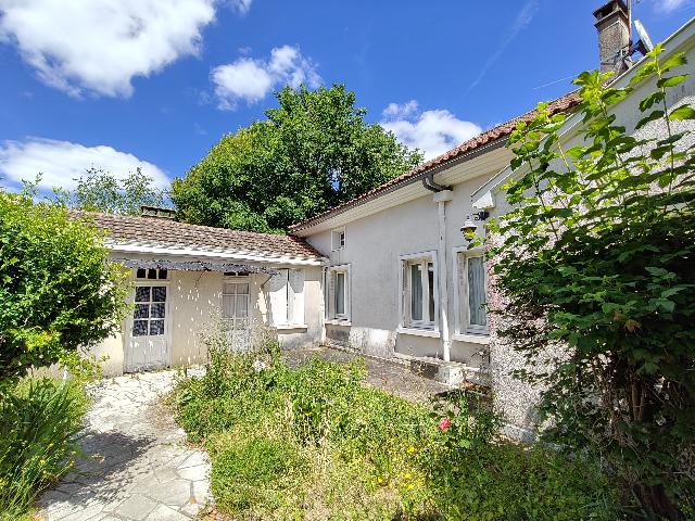 Maison &agrave; vendre &agrave;&nbsp;PIÉGUT-PLUVIERS 24360 Dordogne Aquitaine France: Maison familiale à pied du centre de Piégut-Pluviers. À quelques pas du centre de Piégut-Pluviers, découvrez cette maison élevée sur deux niveaux.<br />
<br />
Elle offre un beau potentiel d’agrandisse...