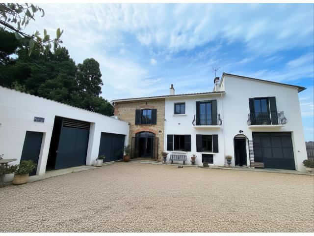 Huis te koop in&nbsp;SAINT-ESTÈVE 66240 Pyrénées-Orientales Languedoc Roussillon France: Ein verstecktes Paradies vor den Toren von Perpignan und Spanien. Entdecken Sie dieses einzigartige Anwesen in Saint-Estève, nur wenige Minuten von allen Annehmlichkeiten entfernt. Die lebendige und ...