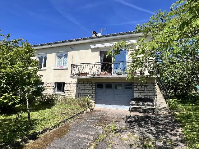 Huis te koop in&nbsp;CHAMPS-ROMAIN 24470 Dordogne Aquitaine Frankrijk: Woonhuis met een terrein van 1920 m2. Indeling: 5 vertrekken, 3 slaapkamers, 2 badkamers en een woonoppervlakte van 96 m2....
