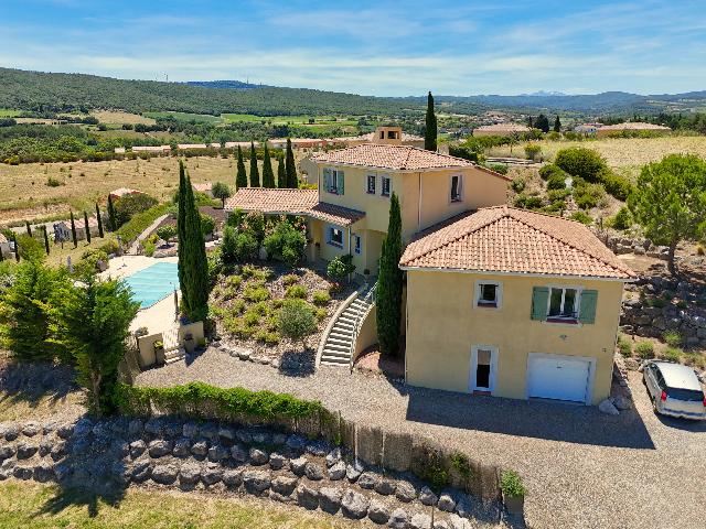 Huis te koop in&nbsp;LIMOUX 11300 Aude Languedoc Roussillon France: Woonhuis met een terrein van 4396 m2 voorzien van een zwembad. Indeling: 7 vertrekken, 5 slaapkamers, 6 badkamers en een woonoppervlakte van 235 m2. Elektrische verwarming....