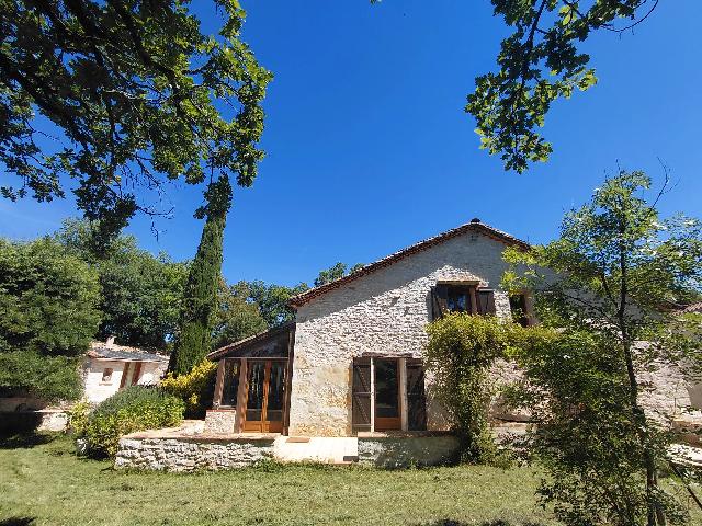 Huis te koop in&nbsp;MONTRICOUX 82800 Tarn-et-Garonne Midi-Pyrénées France: Woonhuis met een terrein van 2235 m2. Indeling: 11 vertrekken, 4 slaapkamers, 2 badkamers en een woonoppervlakte van 222 m2. Verwarming op hout....