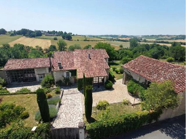 Maison &agrave; vendre &agrave;&nbsp;BERTRIC-BURÉE 24320 Dordogne Aquitaine France: Superbe propriété de cinq chambres et maison d'amis. EN EXCLUSIVITÉ! Propriété unique, dotée d’un aménagement intérieur moderne conçu par un architecte. <br />
<br />
Située dans un hameau paisible ...