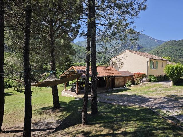 Huis te koop in&nbsp;PUILAURENS 11140 Aude Languedoc Roussillon France: Prachtig gerenoveerde villa met zwembad en adembenemend uitzicht. Deze ruime, prachtig gerenoveerde villa ligt op een verhoogde positie aan de rand van het charmante dorp Lapradelle en biedt een ademb...