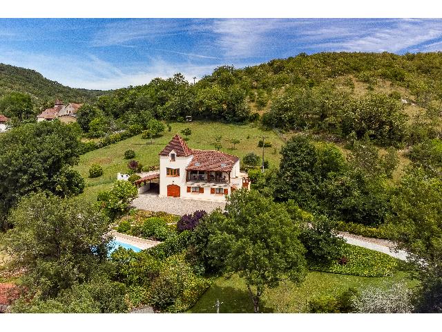 Huis te koop in&nbsp;MAXOU 46090 Lot Midi-Pyrénées France: Uitzonderlijk landhuis met zwembad, jacuzzi en panoramisch uitzicht nabij Cahors. Geniet van een fantastisch uitzicht over het landschap van de Lot, op slechts een paar minuten van Cahors. Deze pracht...