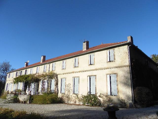 Gîtes/Chambres d'hôtes te koop in&nbsp;SORÈZE 81540 Tarn Midi-Pyrénées France: Elegant landgoed met landhuis en 4 andere woningen op 10 hectare grond in het Zwarte Berggebied. Gelegen in het hart van het prachtige landschap van Sorèze, biedt dit opmerkelijke landgoed een zeldza...