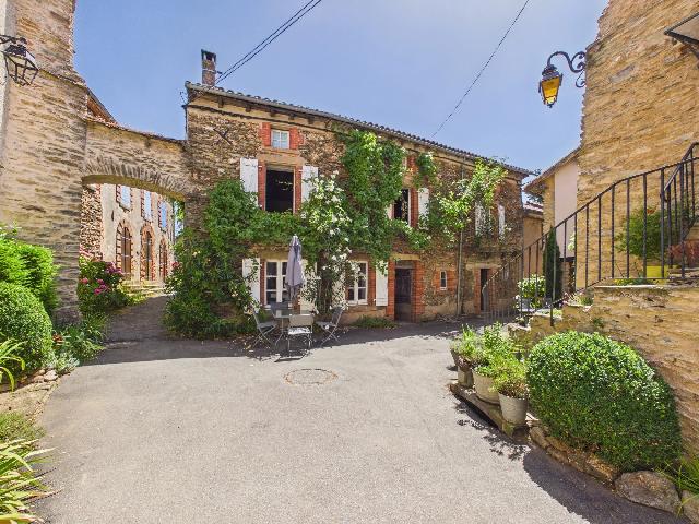 Huis te koop in&nbsp;ALBI 81000 Tarn Midi-Pyrénées France: Charmant dorpshuis met ligging aan de rivier. EXCLUSIEF BIJ BEAUX VILLAGES! Dit charmante, karaktervolle pand, dat deels uit de 13e eeuw stamt, geniet van een idyllische ligging in een klein gehucht a...