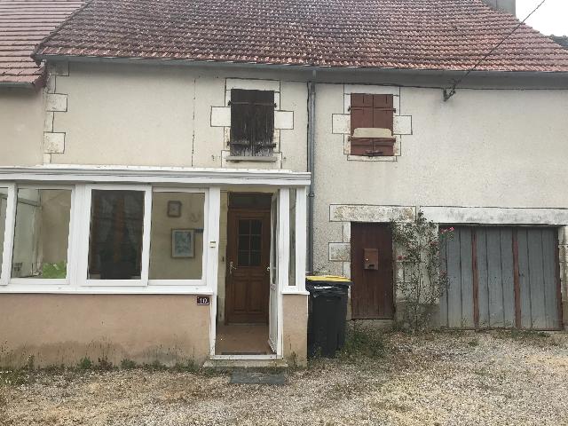Huis te koop in&nbsp;COULONGES-LES-HÉROLLES 86290 Vienne Poitou-Charentes France: Schattig huisje in een gehucht, te renoveren. Deze kleine woning, die opgeknapt/gerenoveerd kan worden (onder voorbehoud van de benodigde vergunningen), heeft een zonnige veranda en ligt in een gehuch...