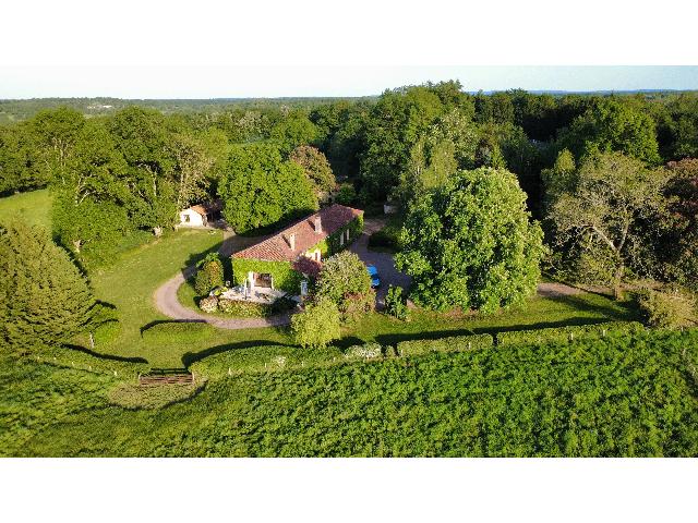 Agrarisch bedrijf te koop in&nbsp;LUCHAPT 86430 Vienne Poitou-Charentes France: Twee boerderijen, talrijke bijgebouwen en 28 hectare grond in een prachtige omgeving. Gelegen in het pittoreske Weense platteland en zonder directe buren, geniet dit uitzonderlijke landgoed van 28 hec...