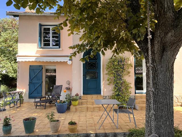 Huis te koop in&nbsp;CARCASSONNE 11000 Aude Languedoc Roussillon France: Elegant familiehuis vlakbij het hart van Carcassonne. EXCLUSIEF BIJ BEAUX VILLAGES! Gelegen in een rustige woonwijk van Carcassonne, biedt dit elegante karaktervolle huis uit 1953 een zeldzame combina...