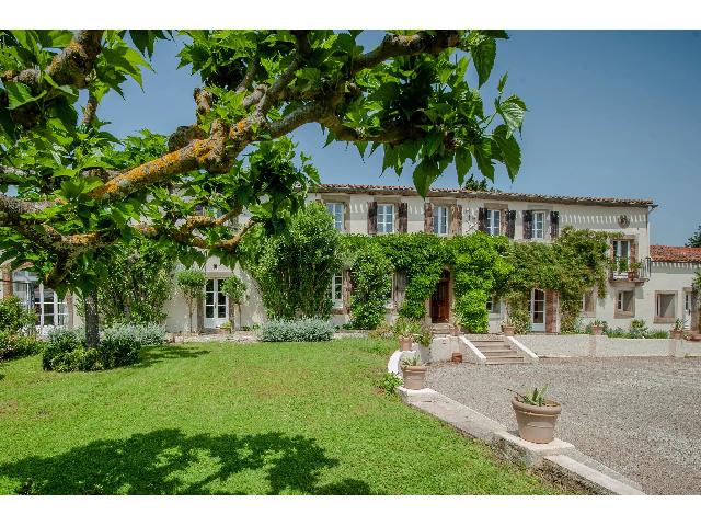 Huis te koop in&nbsp;CARCASSONNE 11000 Aude Languedoc Roussillon France: Elegant landgoed op een heuveltop met panoramisch uitzicht en flexibele gastenverblijven nabij Carcassonne. Dit elegante, karaktervolle landgoed ligt op een prominente plek op een heuveltop vlak bij h...