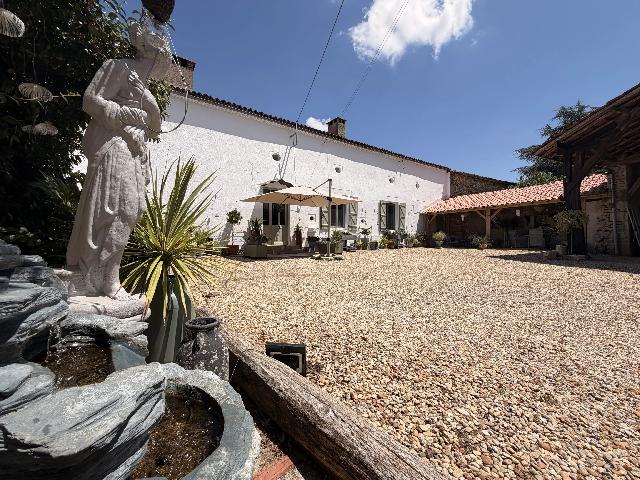 Huis te koop in&nbsp;VOULÊME 86400 Vienne Poitou-Charentes France: Prachtig gerenoveerde landelijke woning met zakelijke mogelijkheden, gelegen tussen Ruffec en Civray. Deze charmante woning is schitterend gerenoveerd en verkeert in uitstekende staat. De ligging is i...