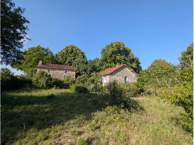 Huis te koop in&nbsp;GOUEX 86320 Vienne Poitou-Charentes France: Set van twee te renoveren huizen met veel potentieel. Ontdek deze rustig gelegen locatie in een groene omgeving, bestaande uit twee huizen, bijgebouwen en een prachtig, bosrijk perceel.<br />
<br />
Het hoofdhu...