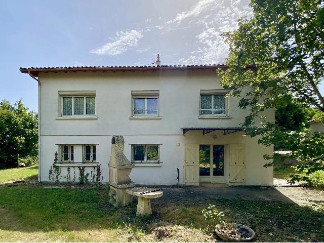 Huis te koop in&nbsp;MONFLANQUIN 47150 Lot-et-Garonne Aquitaine Frankrijk: Gezinswoning uit de jaren 70 met veel potentieel en een groot bijgebouw in Monflanquin. Wij presenteren met genoegen deze charmante woning uit de jaren 70, die uitstekende mogelijkheden biedt en ideaa...